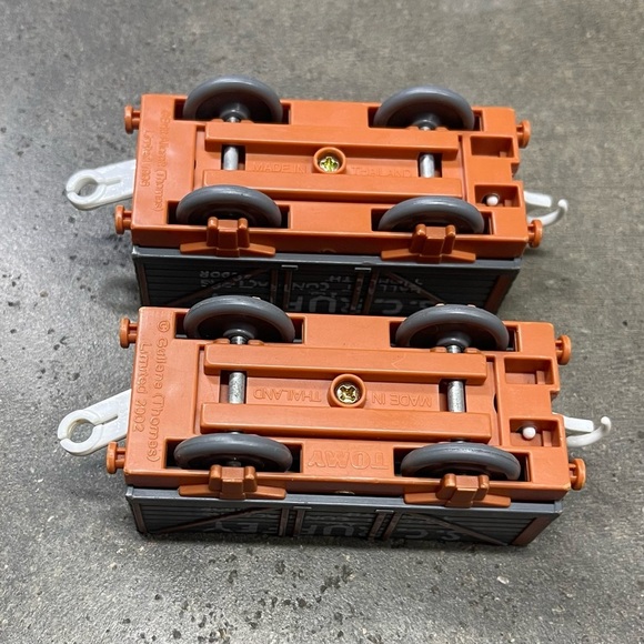 Thomas & Friends TOMY Train Lot – Thomas, James, Scruffey Cars – Trackmaster - Picture 7 of 7